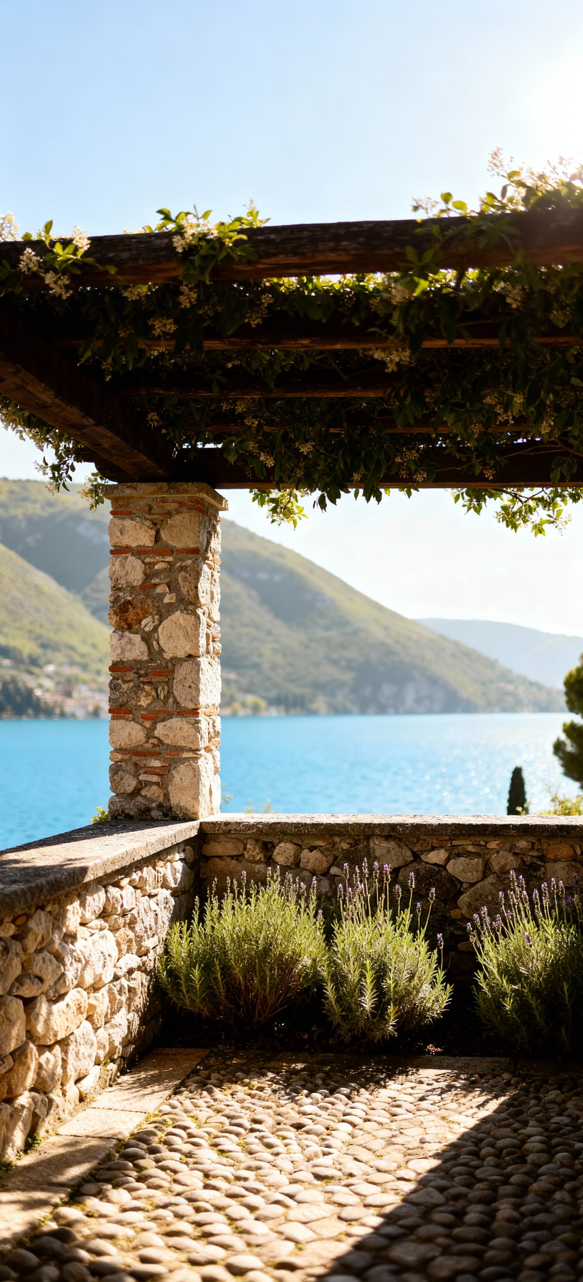 Attici di lusso in vendita a Pisa, rustico sul Lago di Garda con pietre e giardino profumato, vista panoramica sul lago.