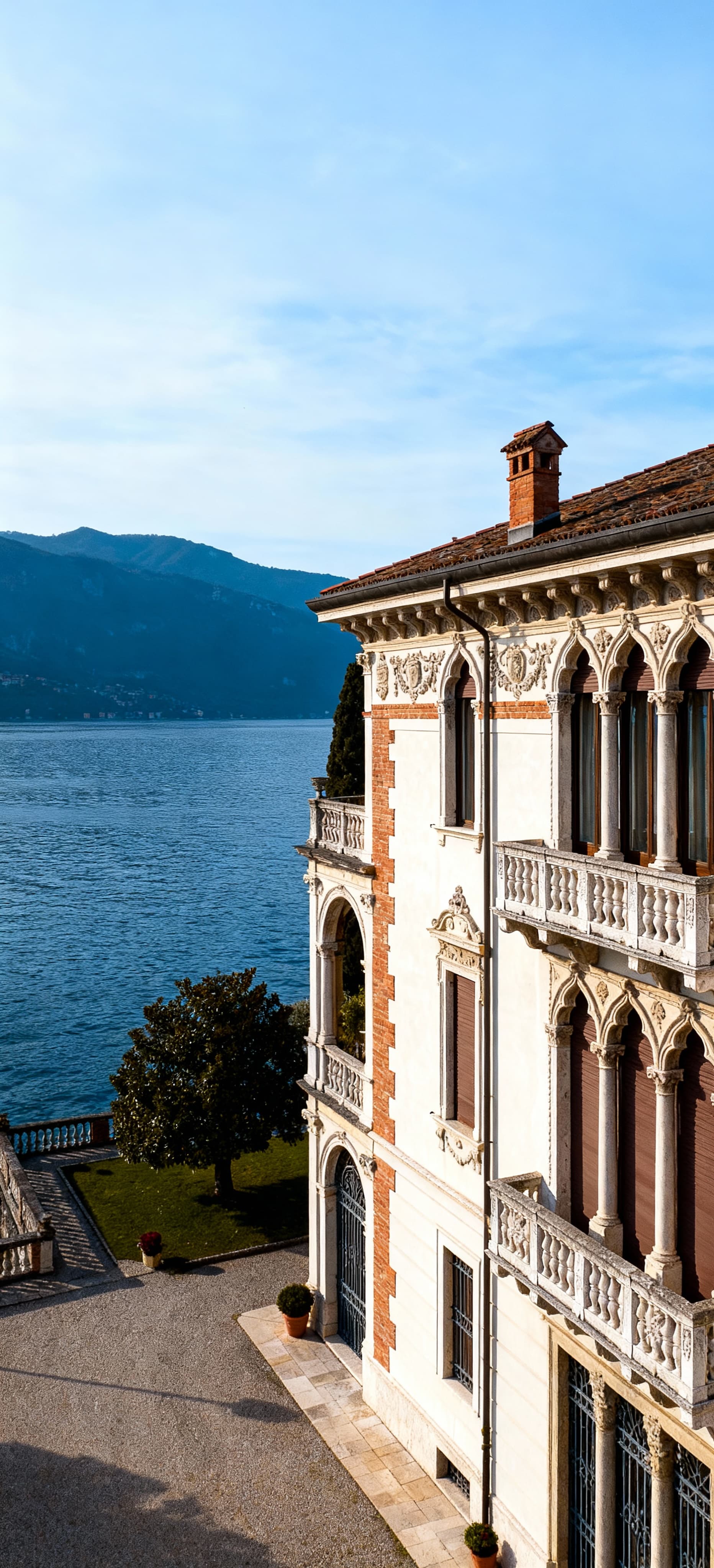 Palazzo storico sul Lago di Garda, con dettagli architettonici raffinati e vista panoramica sul lago blu.