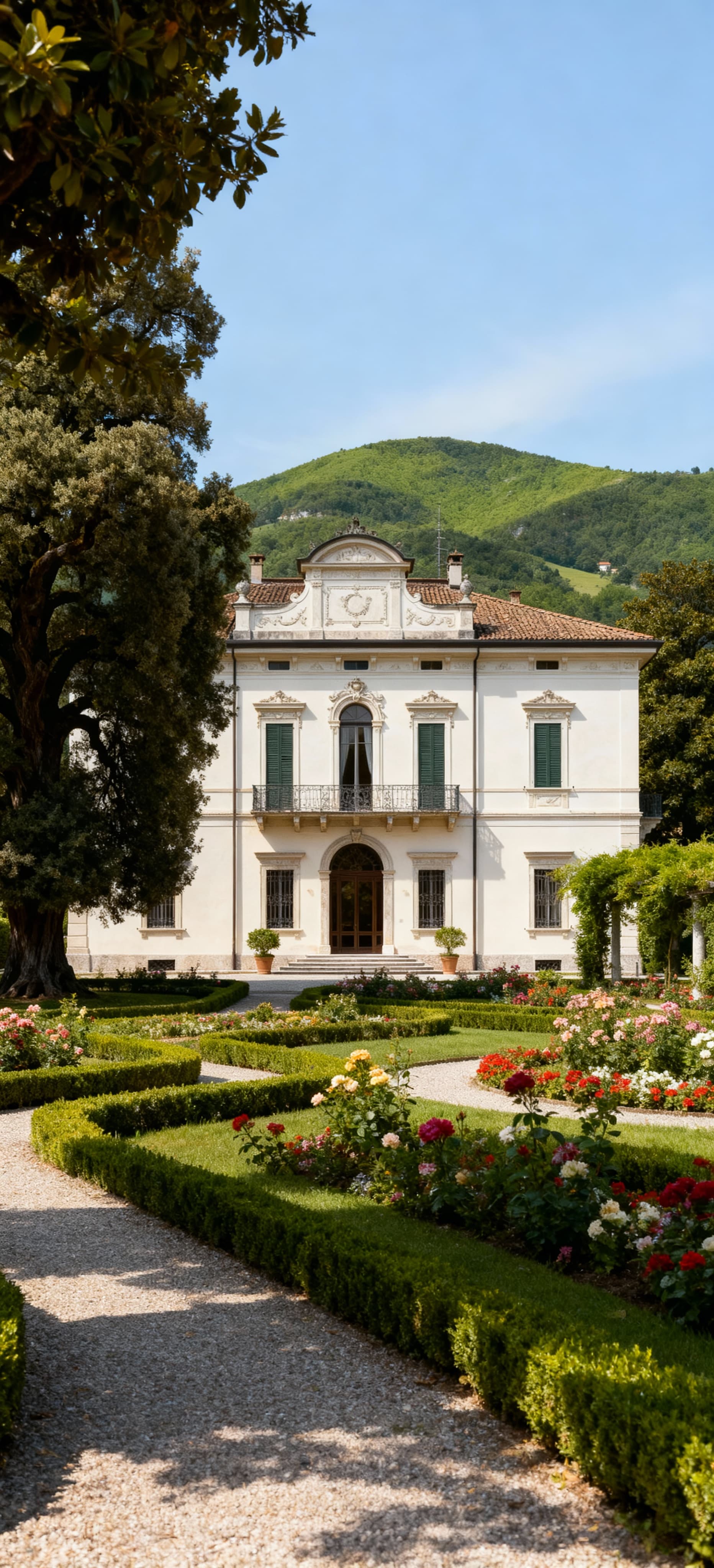 Villa storica a Gorizia affacciata su un giardino curato, con alberi secolari e facciata elegante in intonaco chiaro.