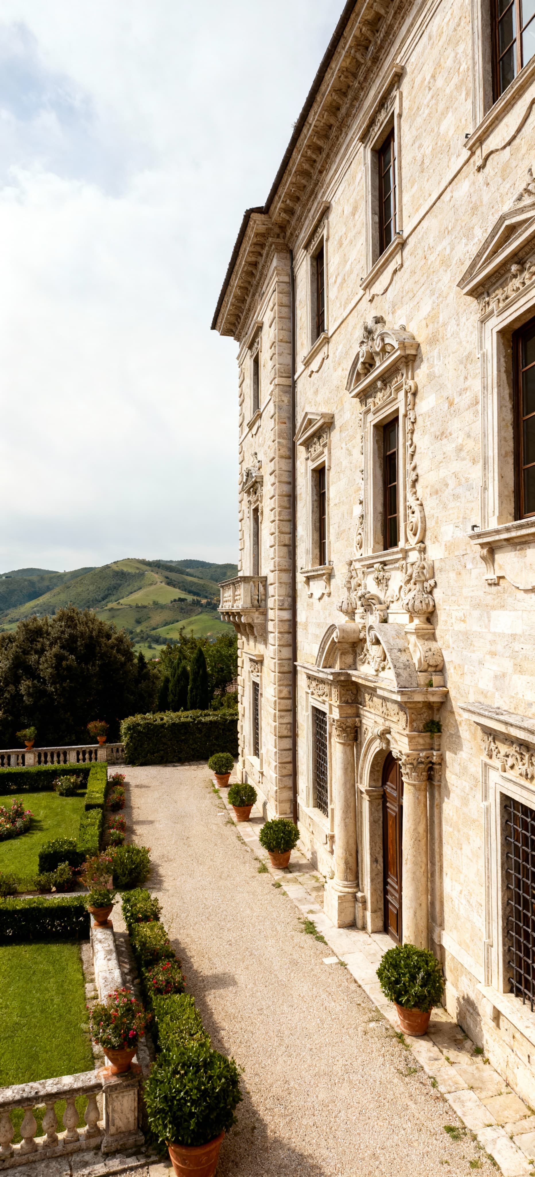 Elegante palazzo storico nel centro di Ascoli Piceno, con giardino curato e colline marchigiane sullo sfondo. Arquitettonica barocca.