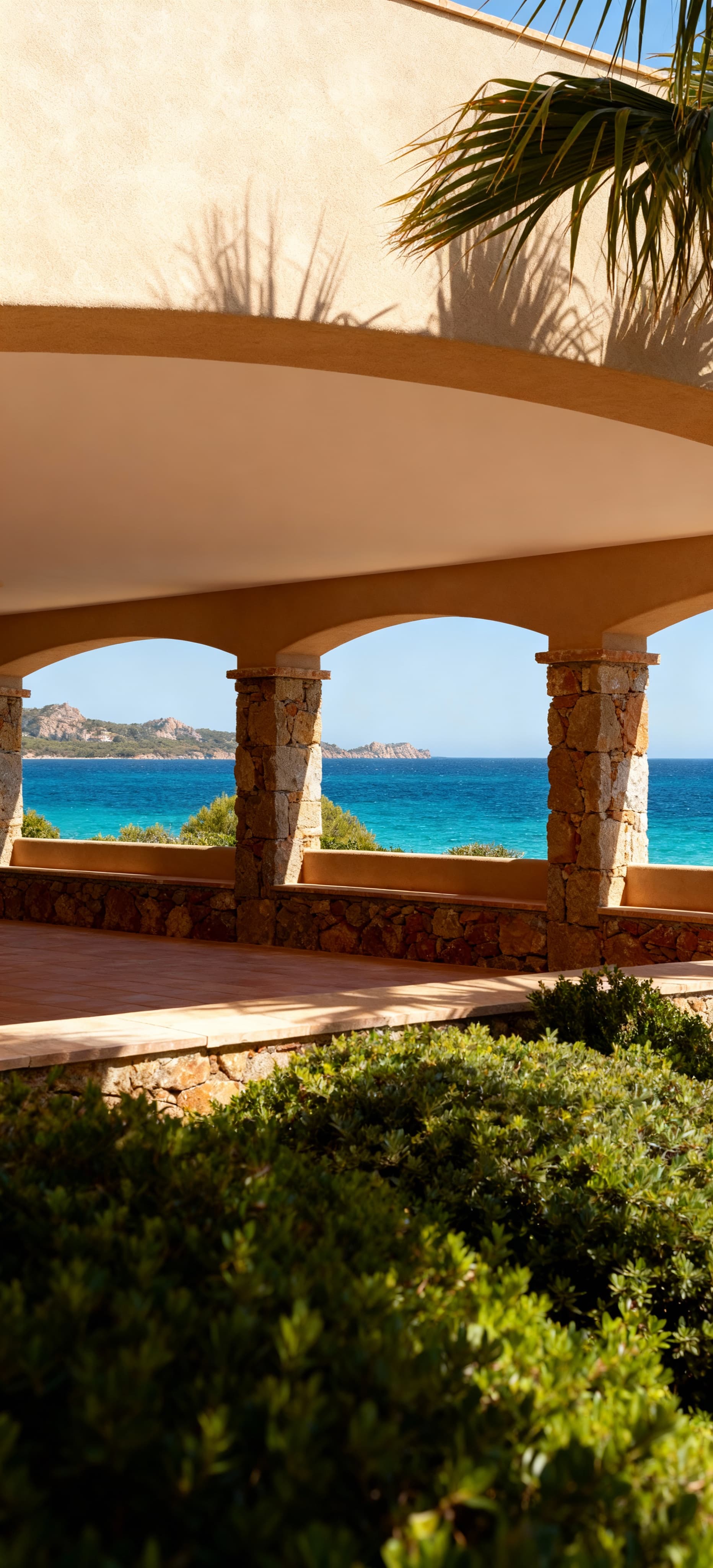 Porzioni di casa in vendita a Porto Cervo, eleganti finiture e vista panoramica sul mare, architettura armoniosa con la natura.