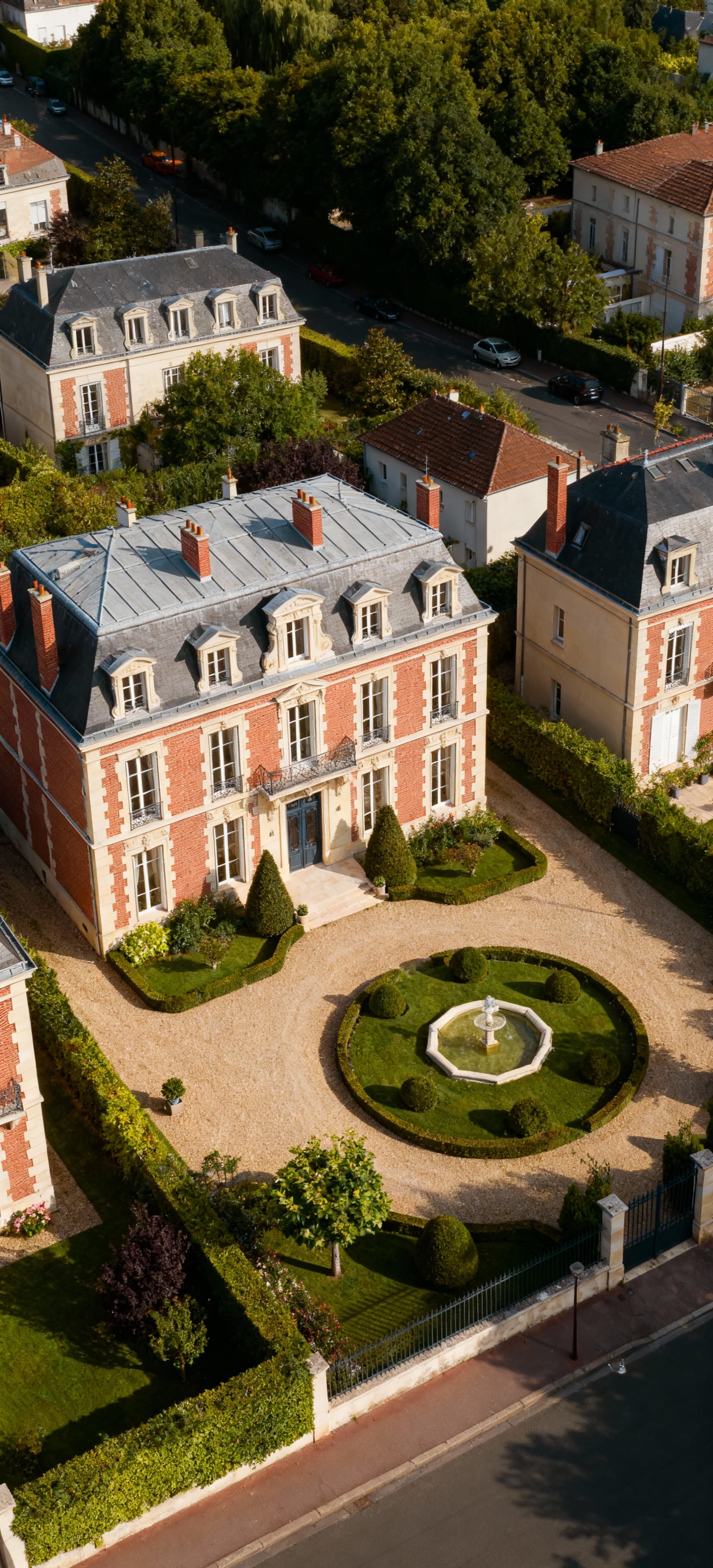 Luxury villas for sale in Île-de-France, featuring modern design and comfort in prestigious residential neighborhoods.