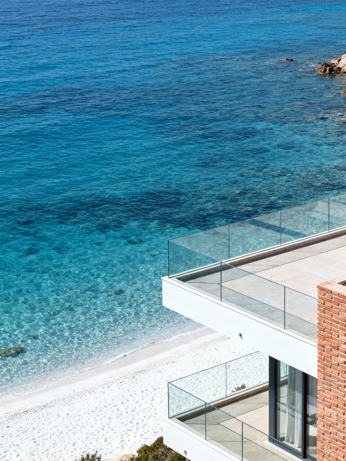 Appartamenti luxury con vista sul mare cristallino, terrazze affacciate su spiagge bianche, luce del mattino brillante.
