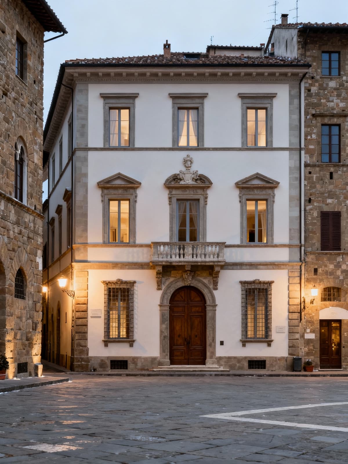 Appartamenti di lusso nel centro storico di Arezzo, incorniciati da palazzi in pietra e illuminate da una luce invernale.