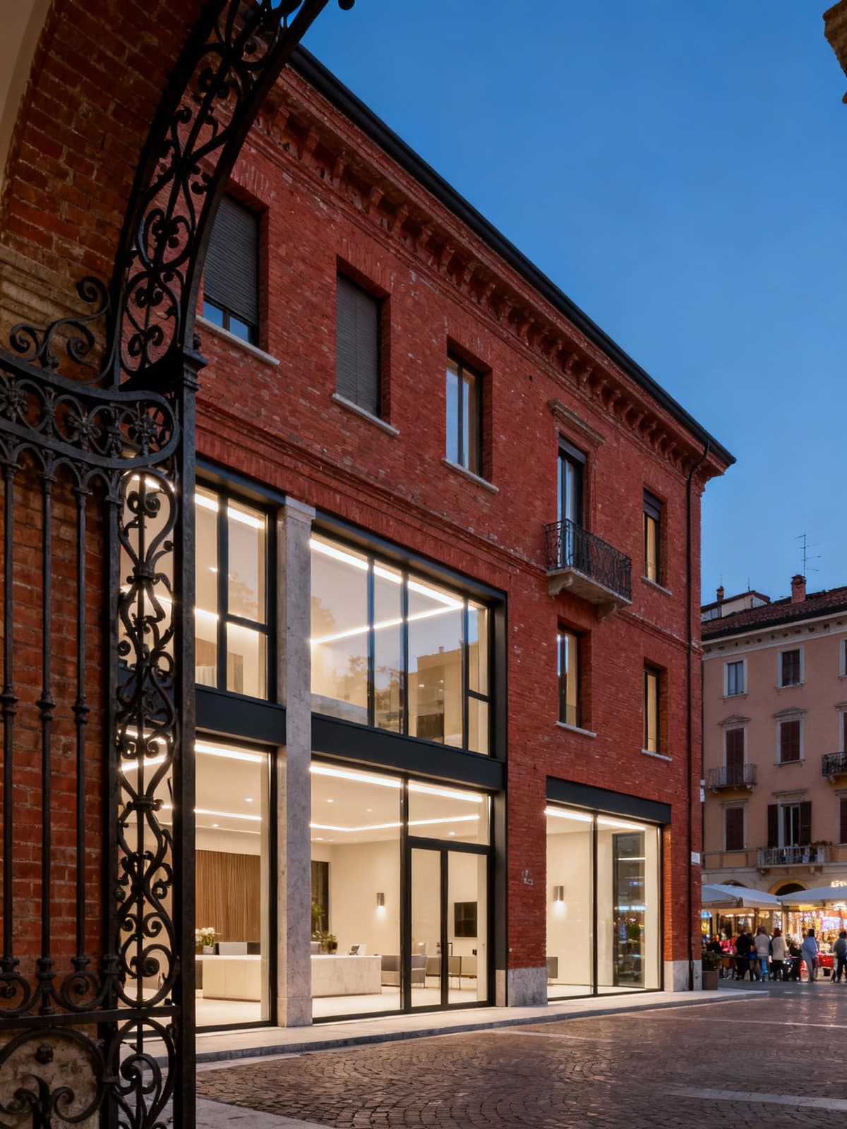 Elegante residenza urbana nell'Emilia-Romagna, con facciata in mattoni rossi e dettagli in ferro battuto.