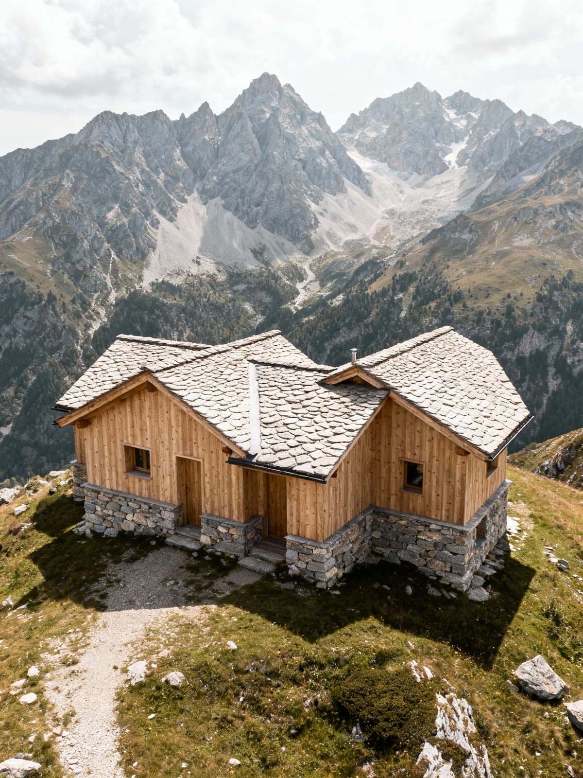 Rifugi alpini in legno e pietra tra le maestose vette di Massa-Carrara, immersi in un contesto montano mozzafiato.
