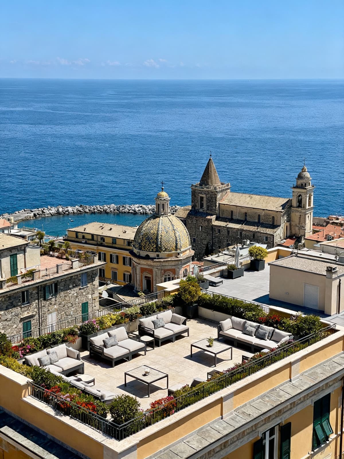Attico esclusivo a Genova ligure con vista mare, terrazze arredate e architetture storiche in pietra.