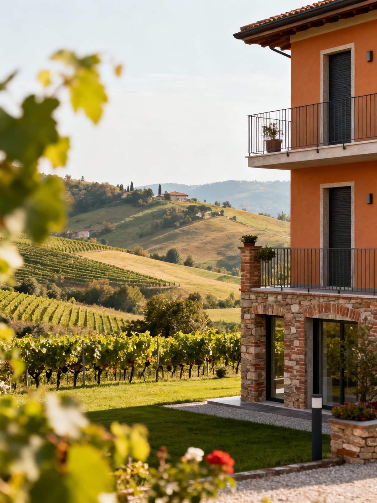 Dimore autonome nella campagna cuneese del Piemonte, immerse in colline morbide e vigneti, con stile rustico e moderno.