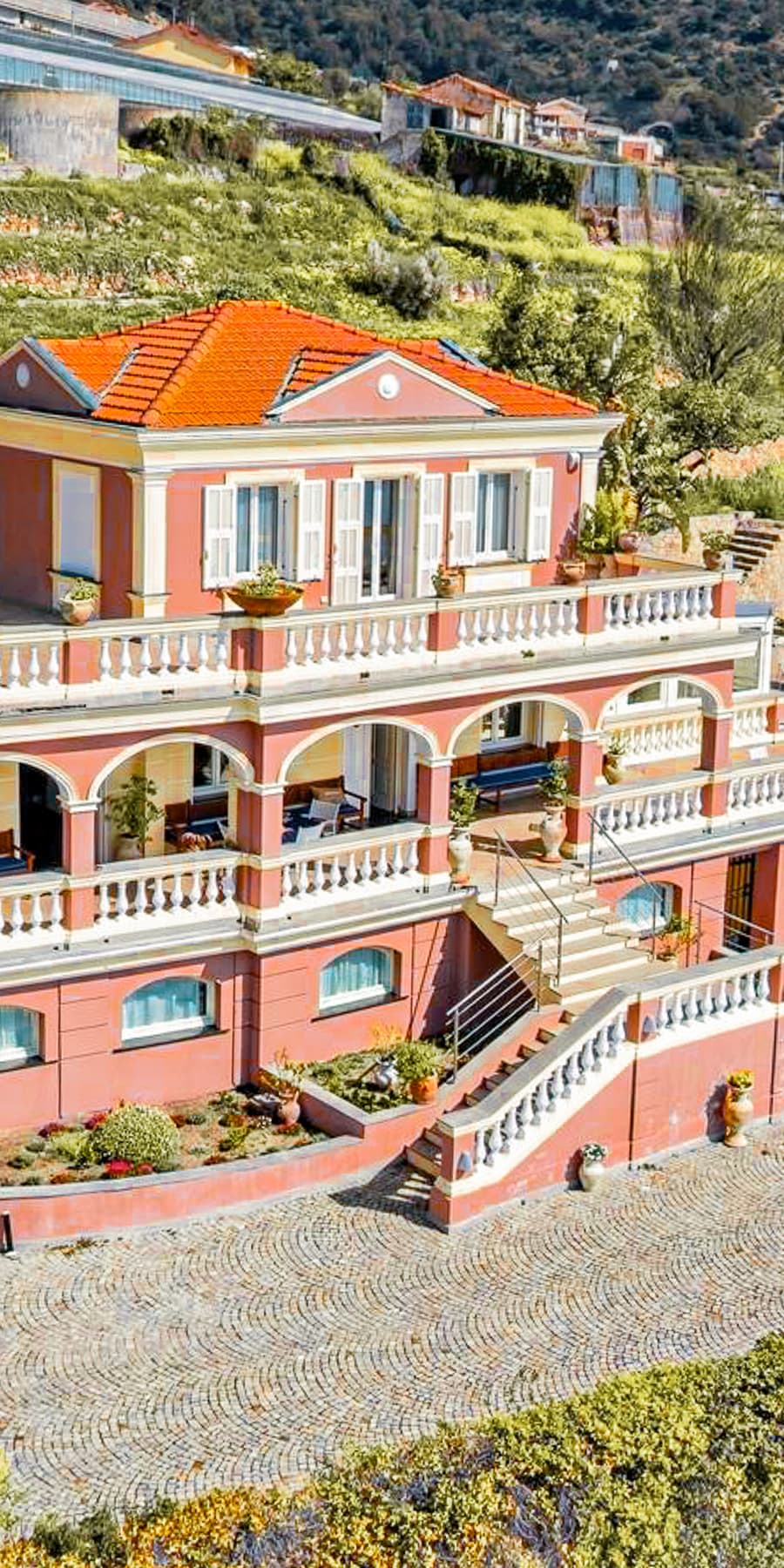 Villa panoramica con giardino e piscina a Ospedaletti