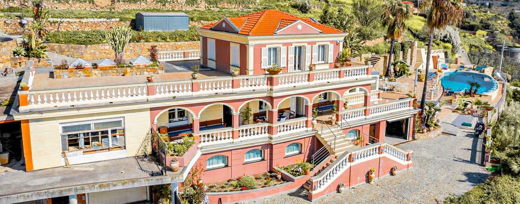 Villa panoramica con giardino e piscina a Ospedaletti