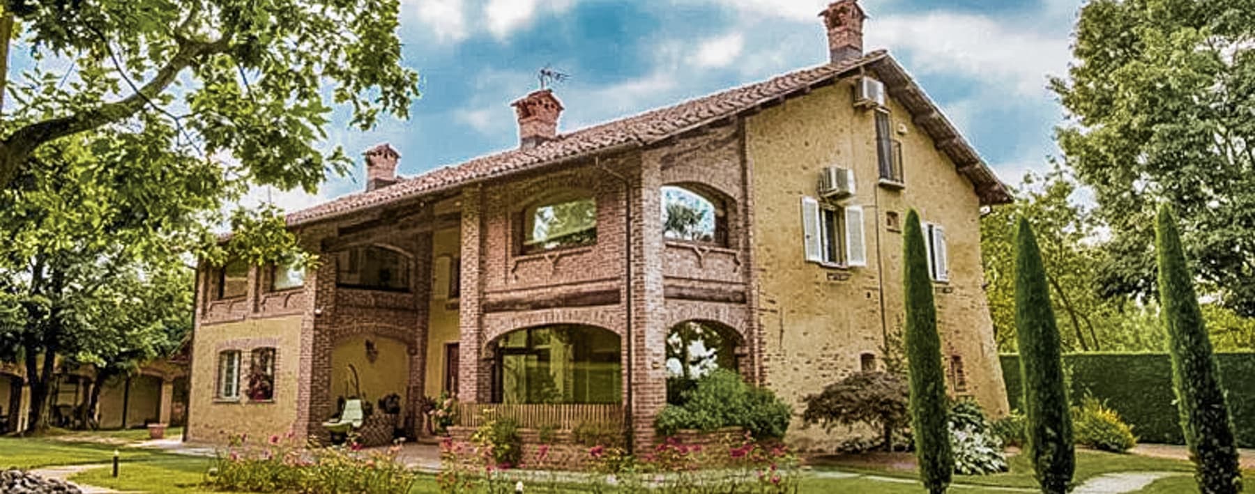 Villa con Piscina e Tennis a Villanova Mondovì