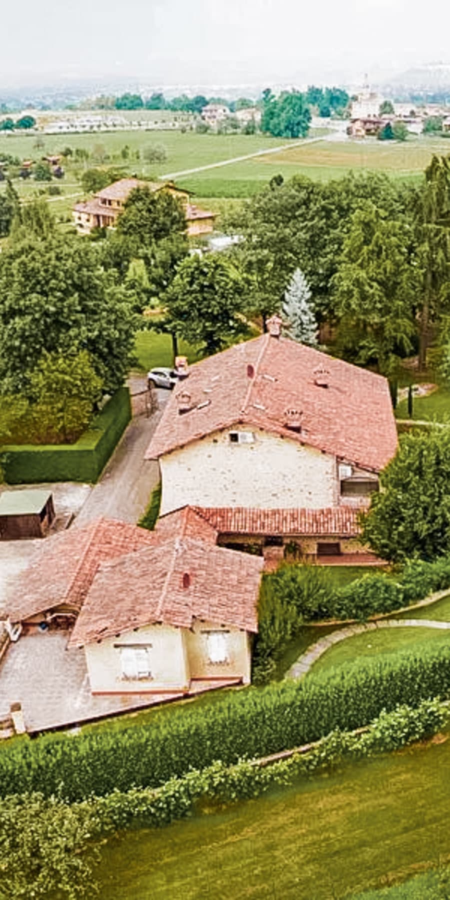 Villa con Piscina e Tennis a Villanova Mondovì