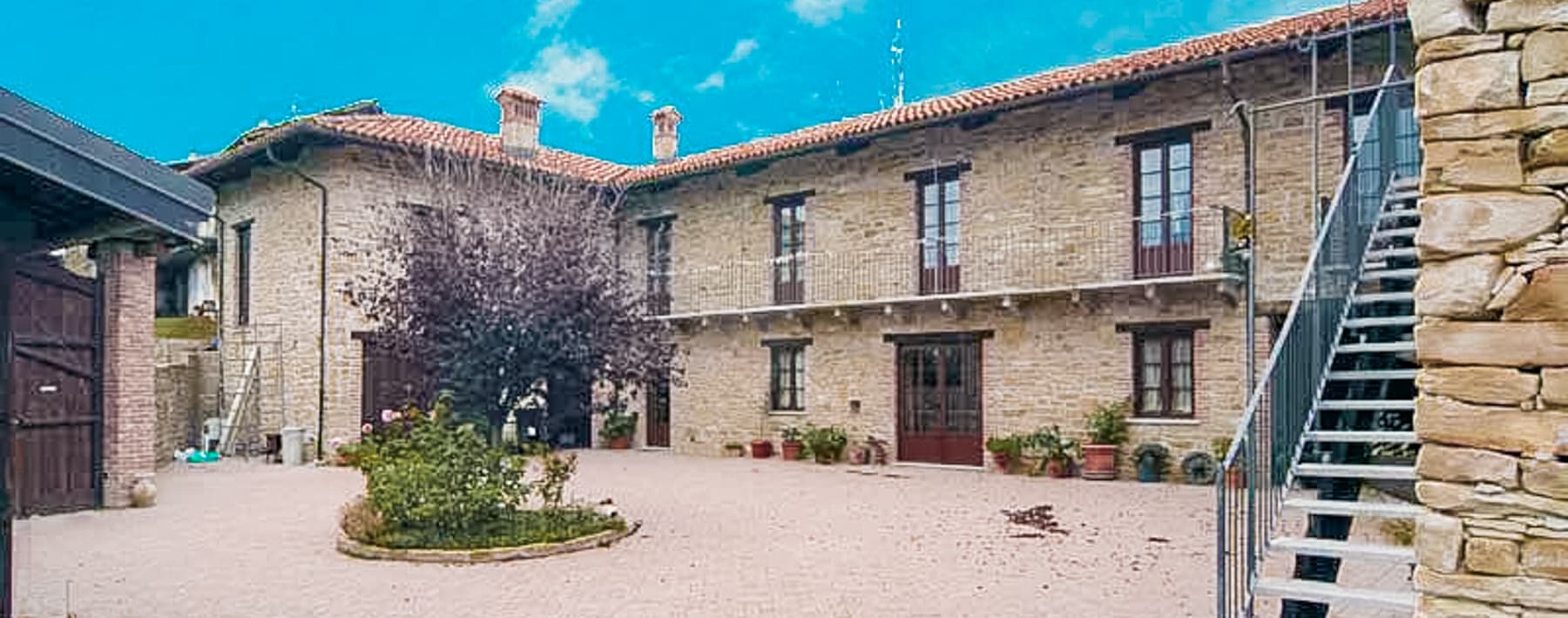 Agriturismo panoramico a Paroldo, 570 mq di charme