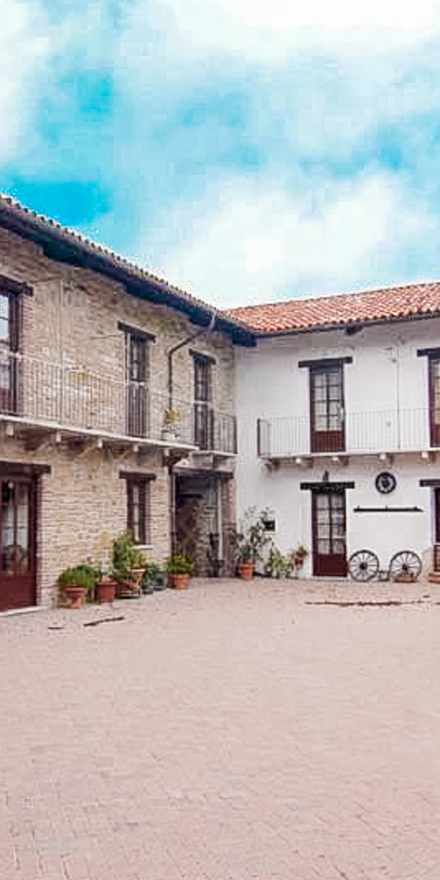 Agriturismo panoramico a Paroldo, 570 mq di charme