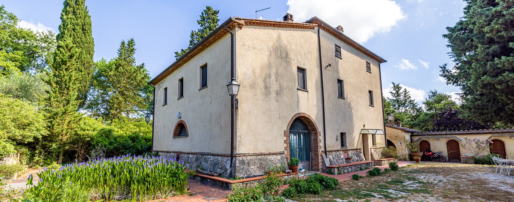 Casale storico con piscina nella campagna toscana