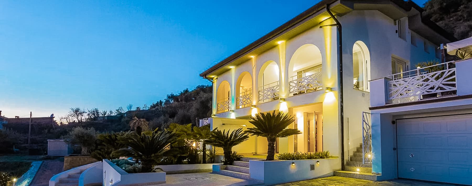 Villa panoramica vista mare in collina a Carrara, Toscana