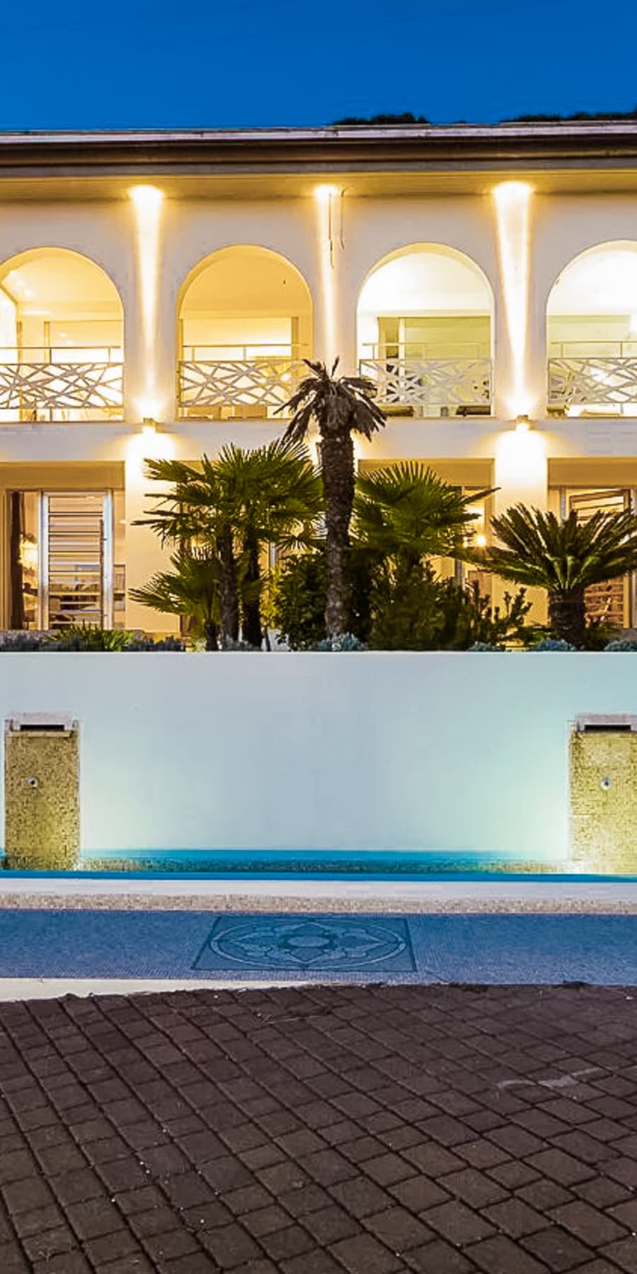 Villa panoramica vista mare in collina a Carrara, Toscana