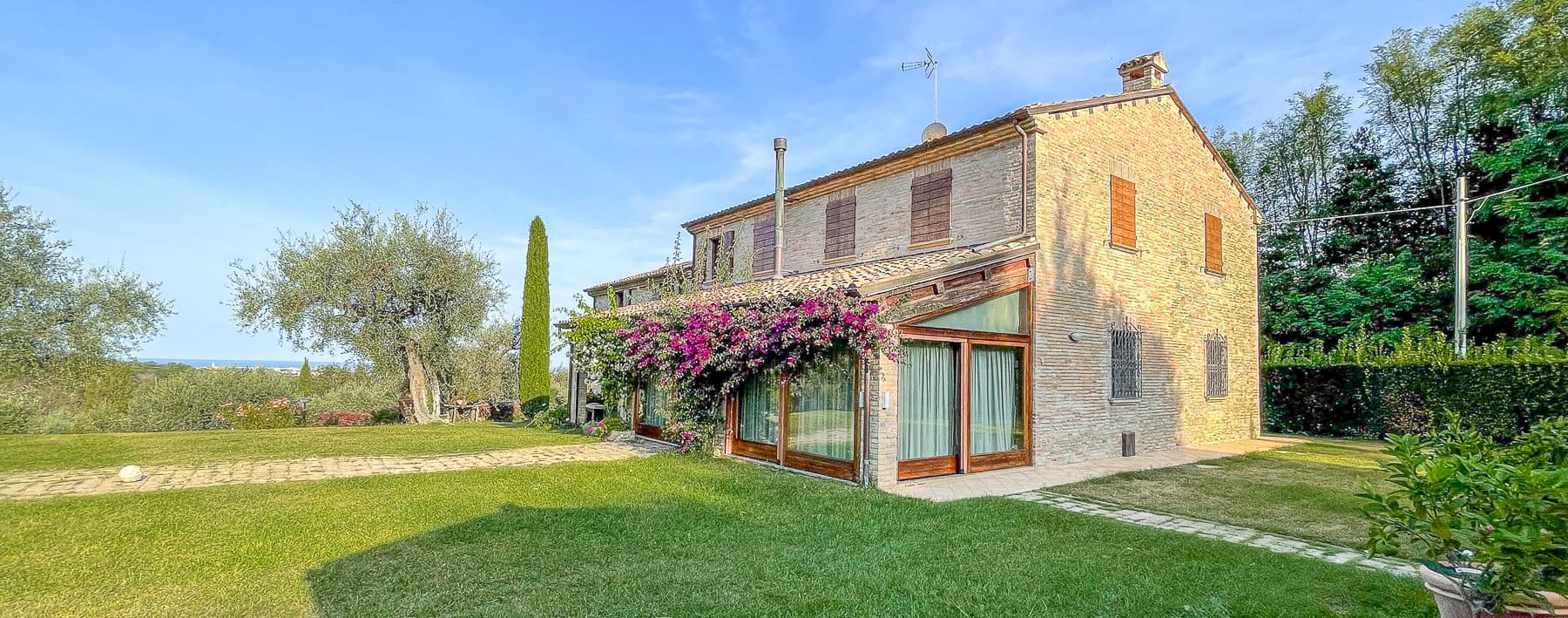 Casale a Fano con Parco e Piscina nelle Marche