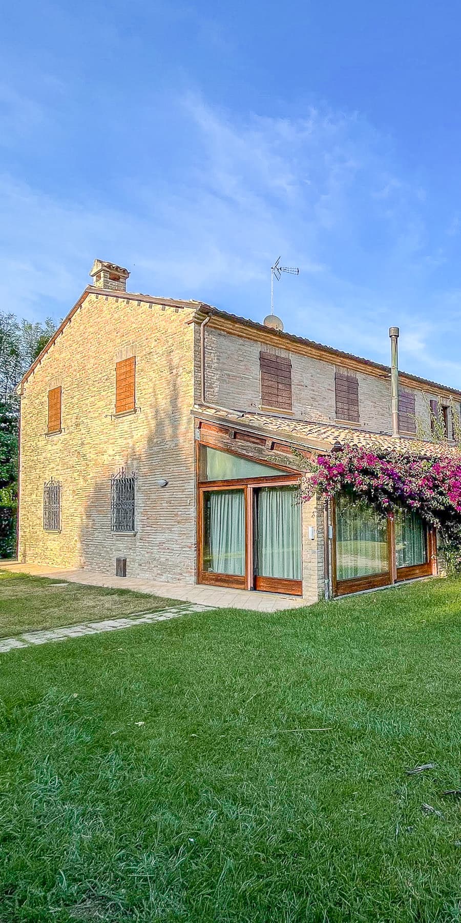 Casale a Fano con Parco e Piscina nelle Marche