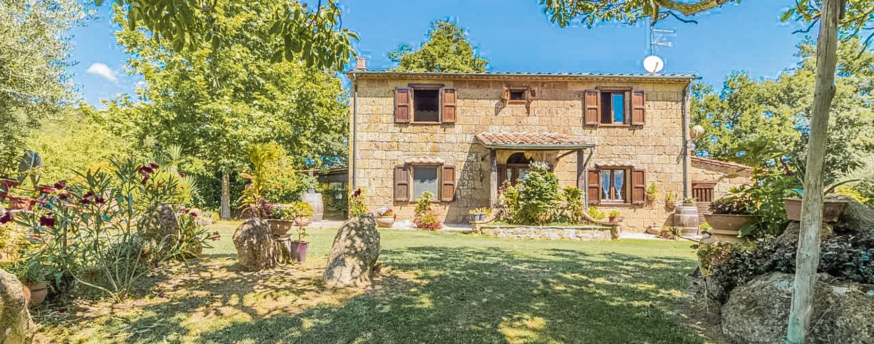 Casale con Piscina e Uliveto a Sorano, Toscana