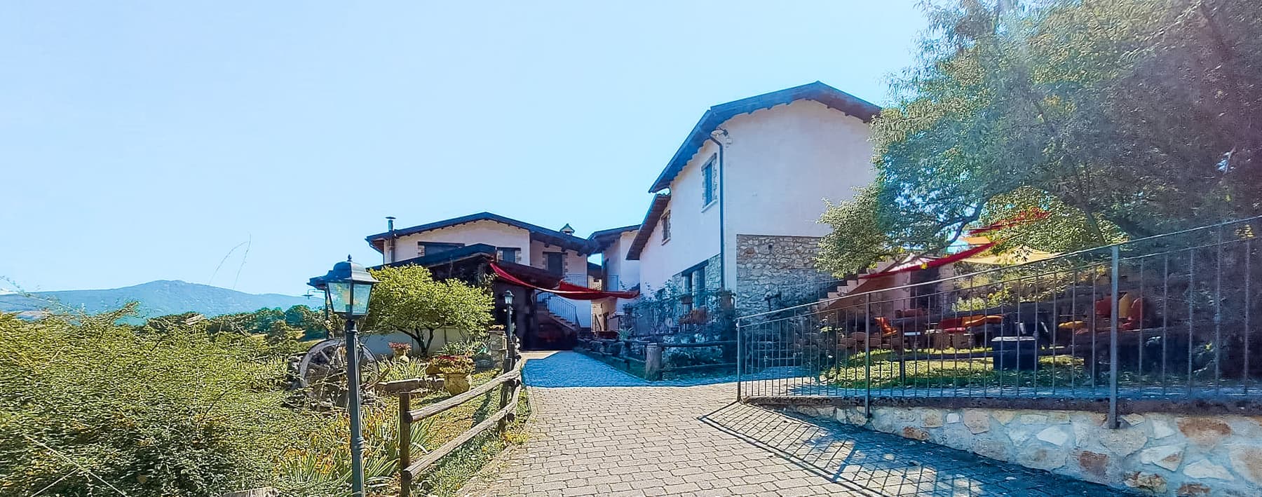 Casale con piscina e terreno nelle colline umbre di Cascia