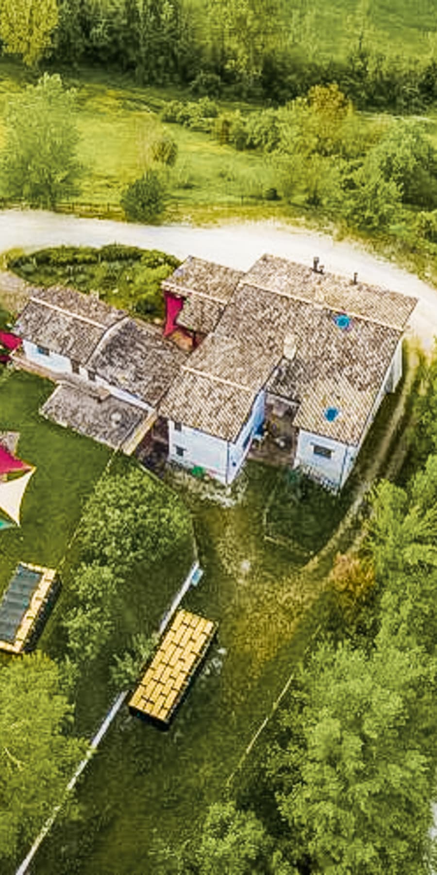 Casale con piscina e terreno nelle colline umbre di Cascia