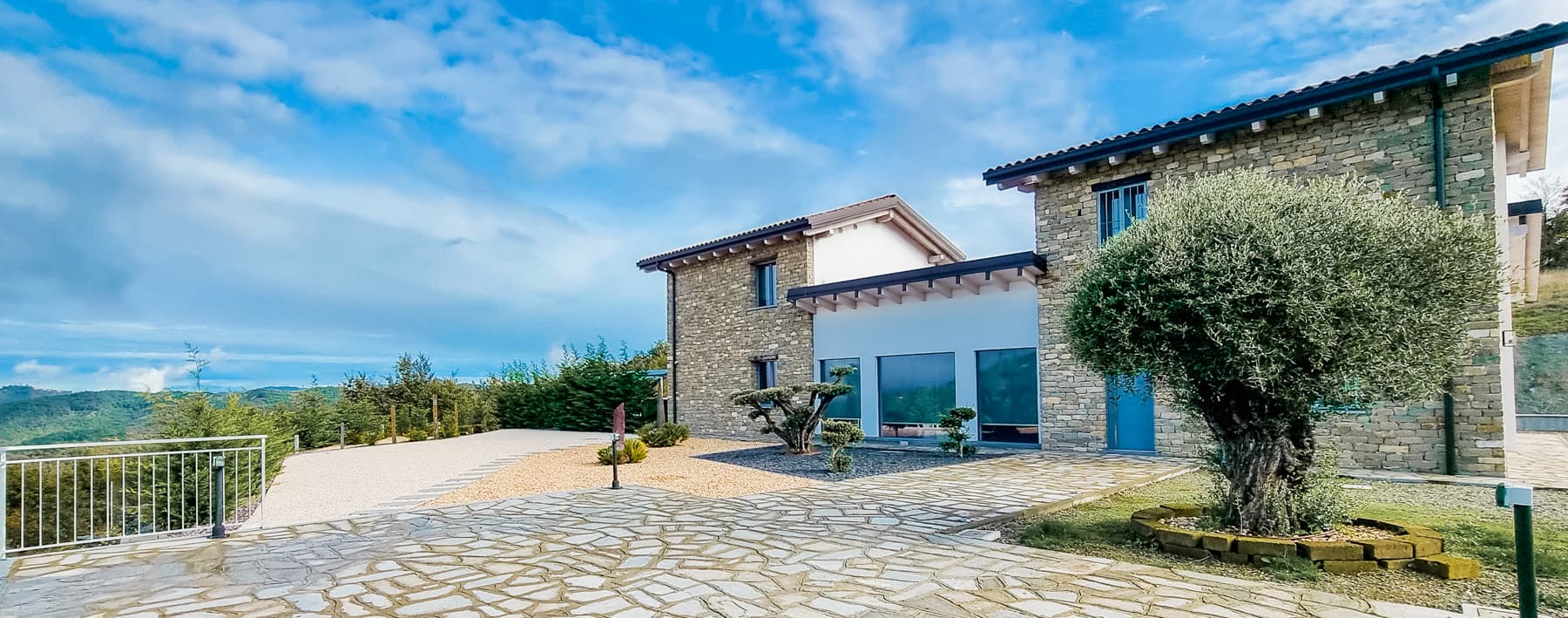 Villa moderna con piscina e terreno a Cavatore