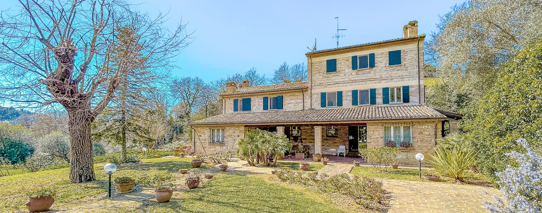 Casale storico a Pesaro con ampio terreno e loggia