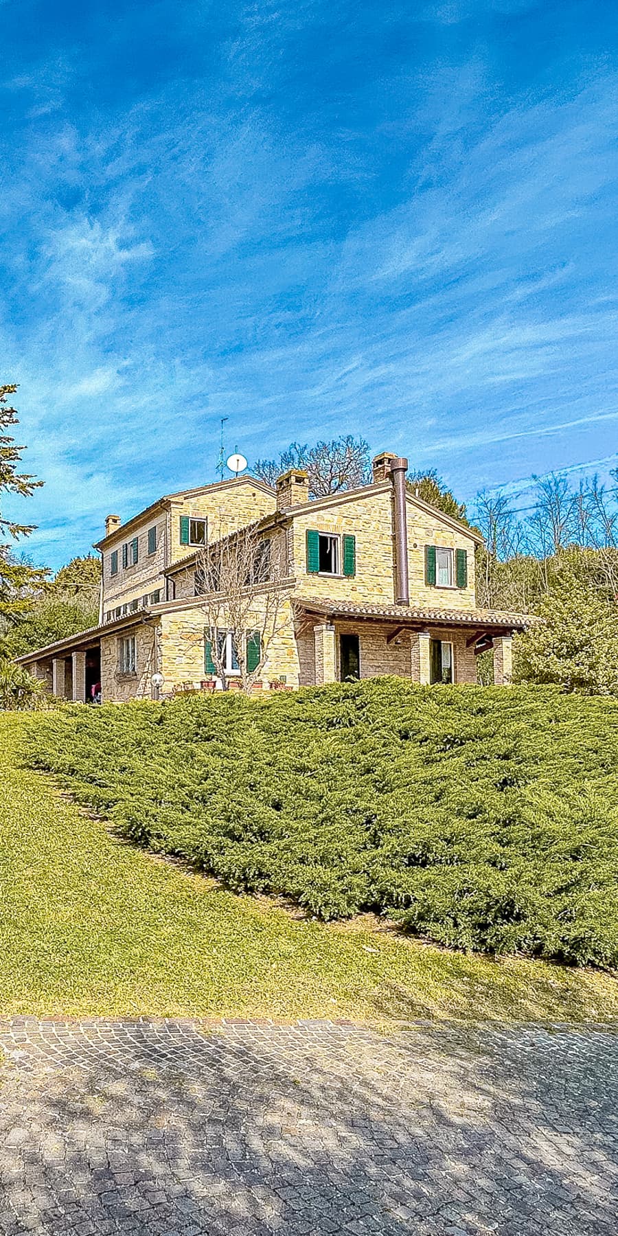 Casale storico a Pesaro con ampio terreno e loggia