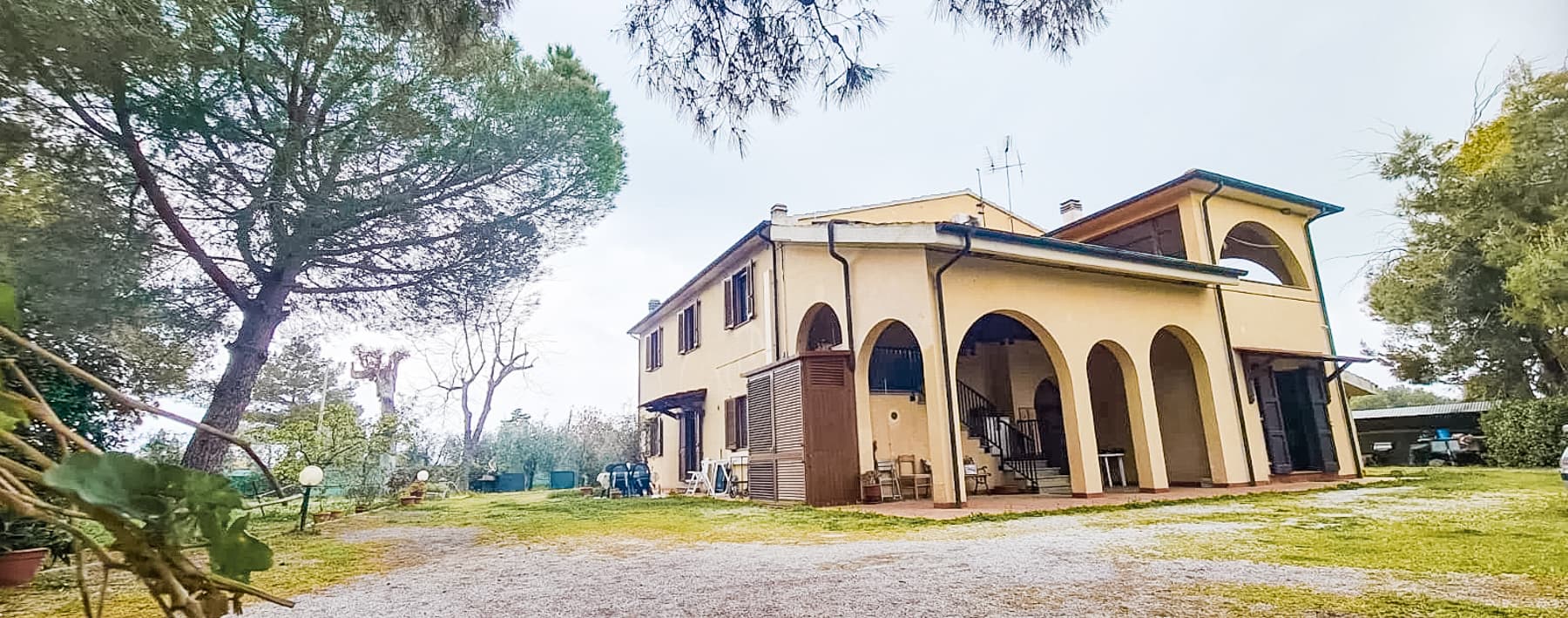 Villa indipendente a Piombino, ampio giardino e ulivi