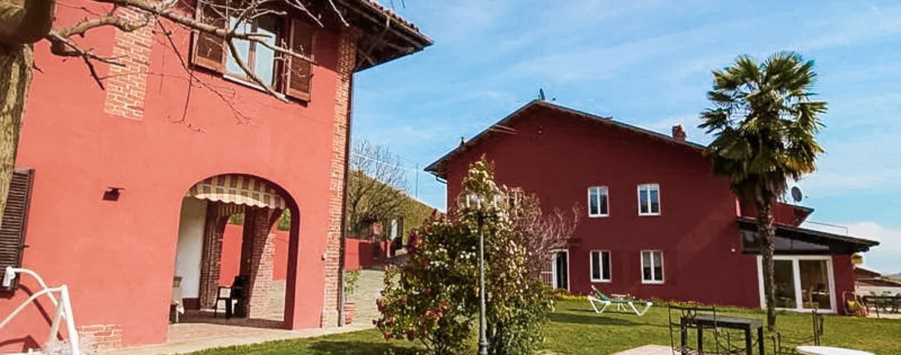 Casale panoramico nelle Langhe con ampio giardino