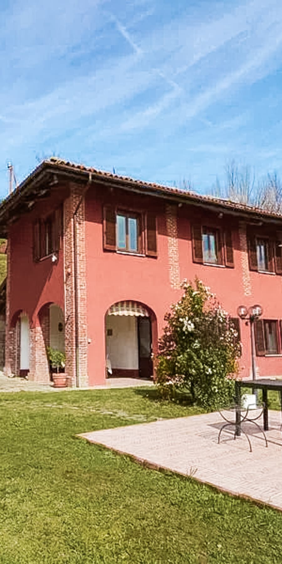 Casale panoramico nelle Langhe con ampio giardino