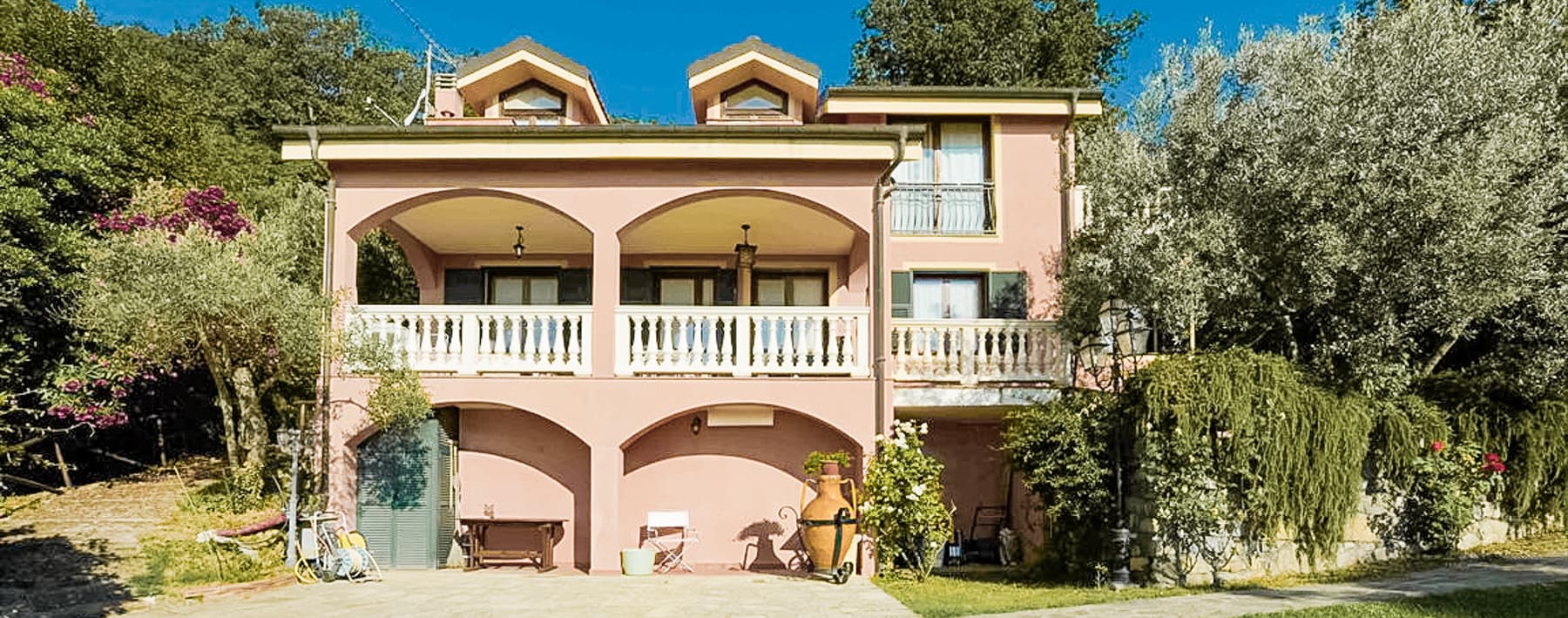 Villa con giardino e terrazzi ad Alassio