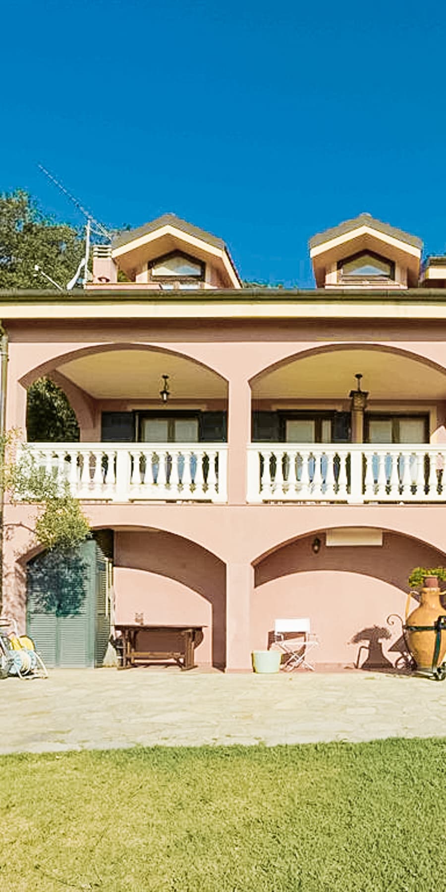 Villa con giardino e terrazzi ad Alassio