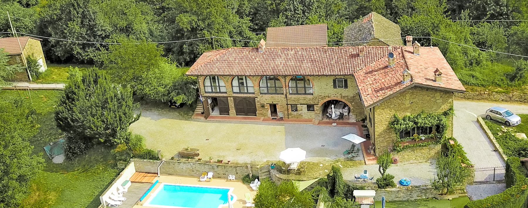 Villa ristrutturata nella natura di Cesio, Langhe