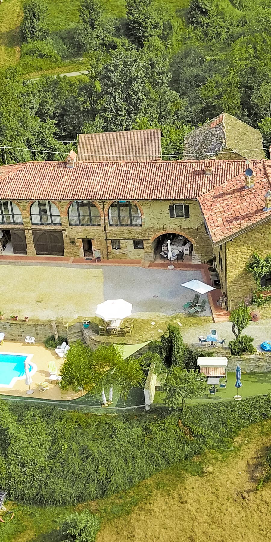 Villa ristrutturata nella natura di Cesio, Langhe