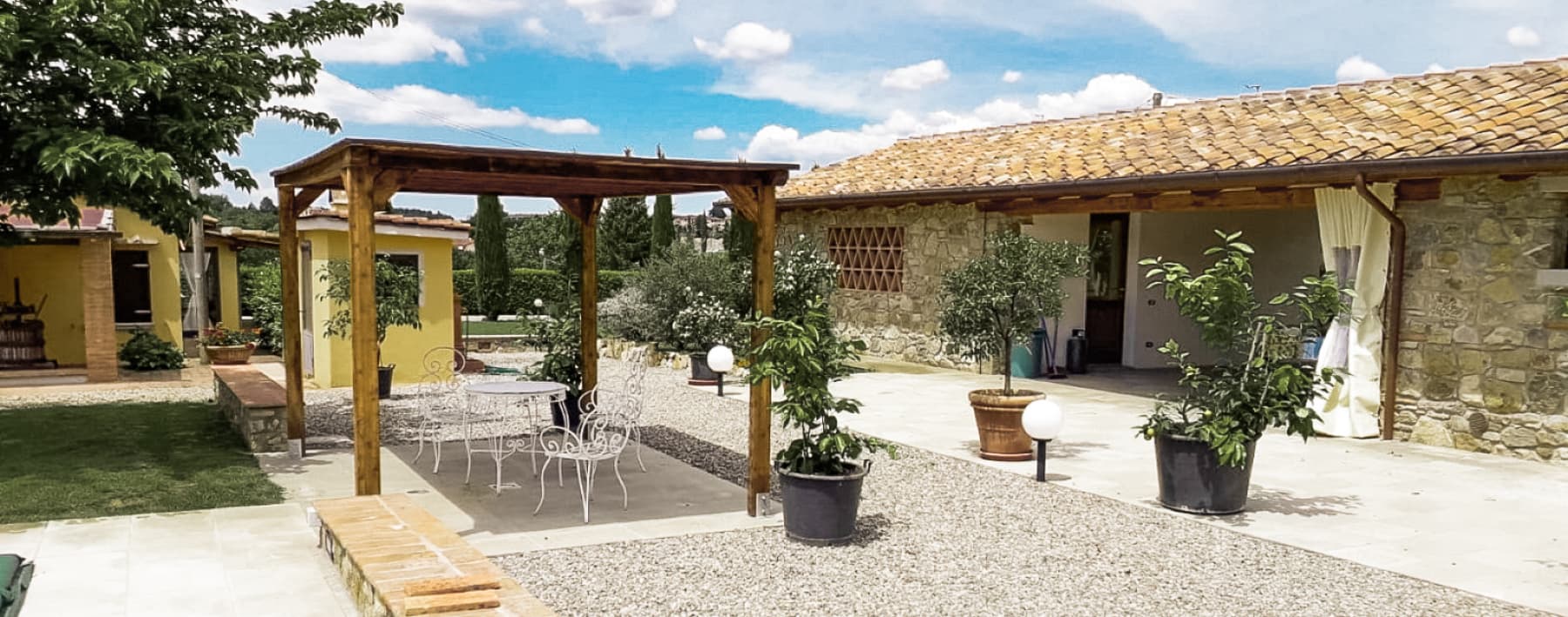 Casale panoramico con piscina nella splendida Toscana