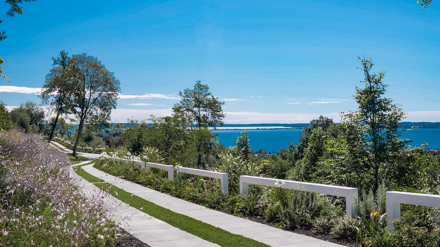 Attic Loft with Lake Views in Padenghe sul Garda, Lombardia