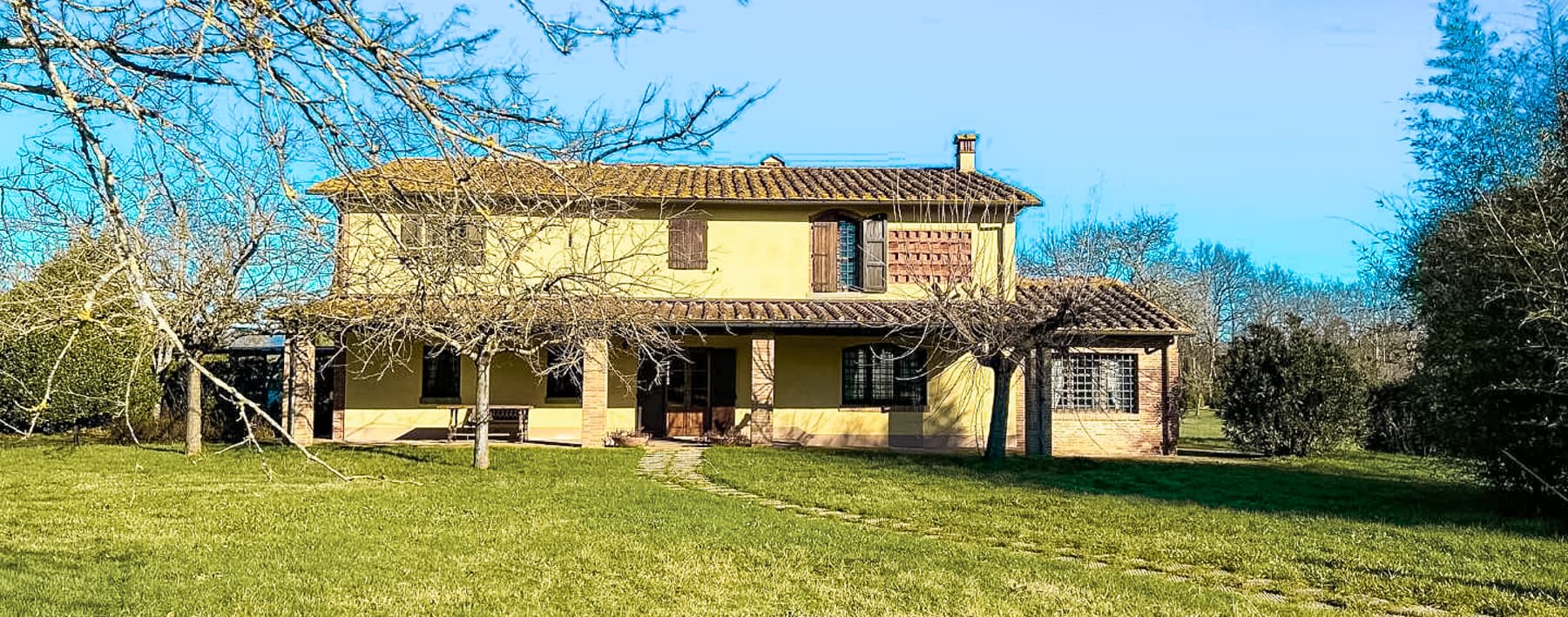 Casale elegante nel cuore della campagna toscana