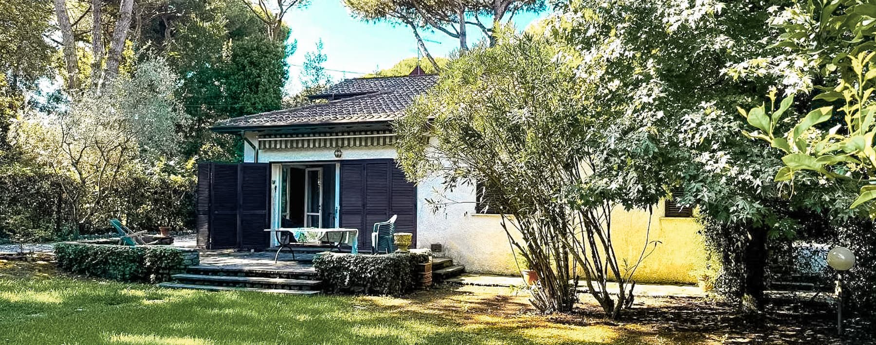 Villa a Massa, Poveromo: giardino e spazi luminosi