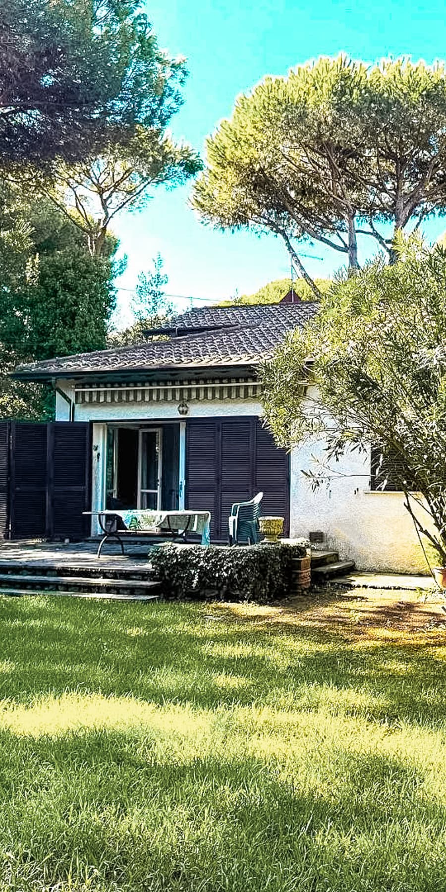 Villa a Massa, Poveromo: giardino e spazi luminosi