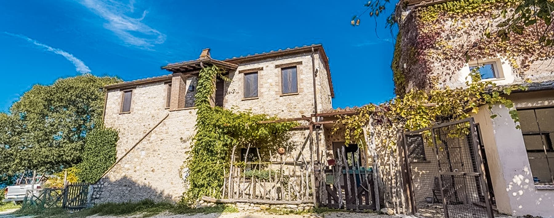 Casale in Umbria, villa ristrutturata sul Lago di Corbara