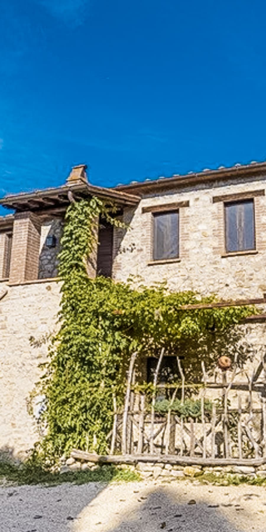 Casale in Umbria, villa ristrutturata sul Lago di Corbara