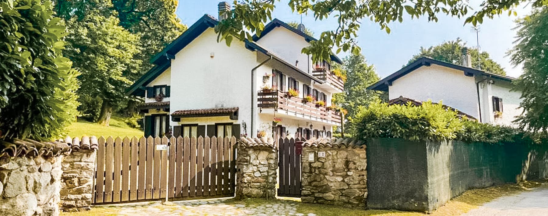 Casale ristrutturato ad Arona, immerso nel verde del Lago Maggiore