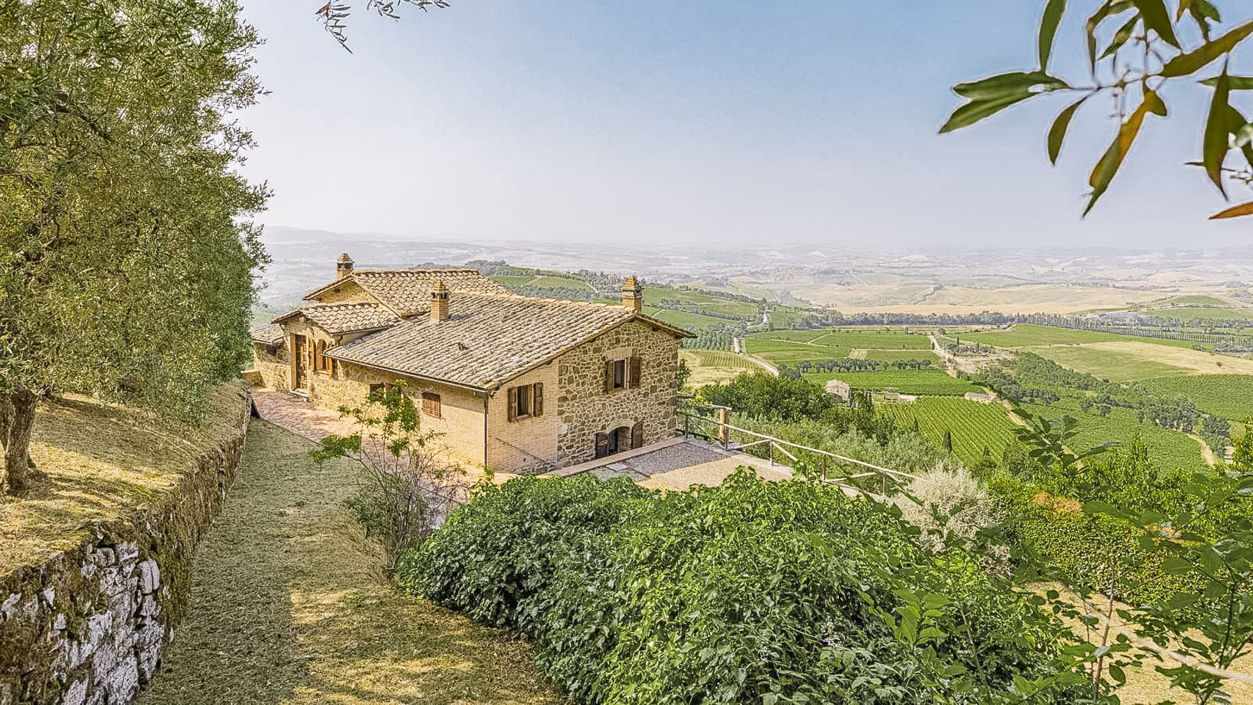 Casale toscano a Montalcino, vista Val d'Orcia