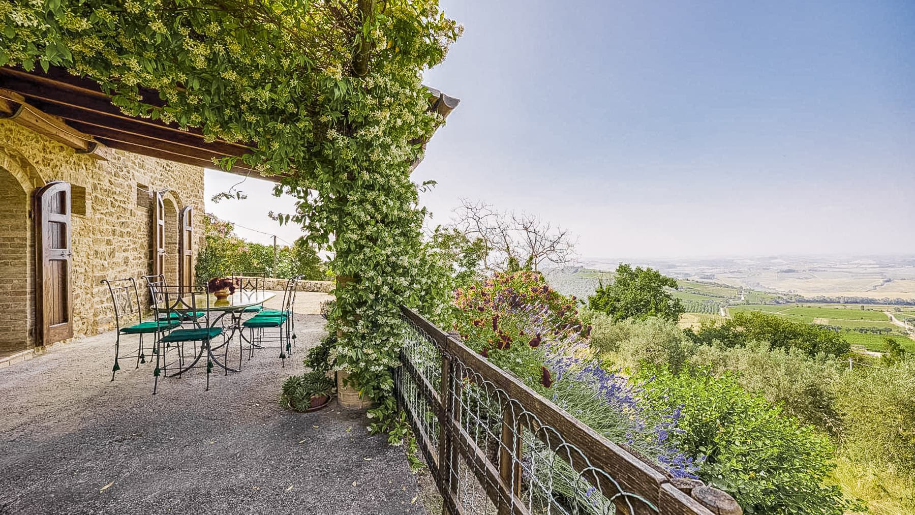 Casale toscano a Montalcino, vista Val d'Orcia