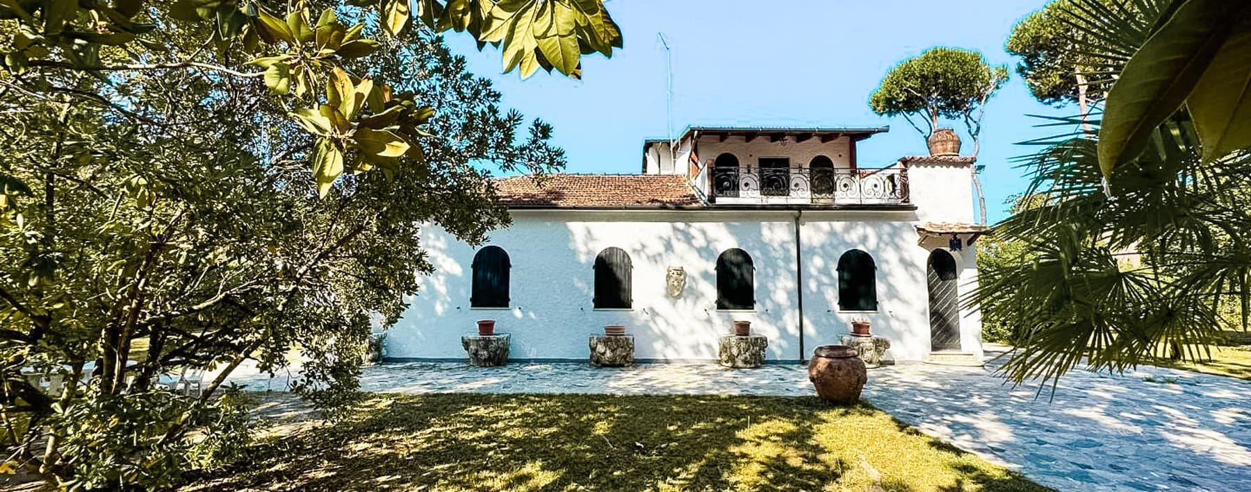 Villa storica a Massa, vicino al mare e immersa nel verde