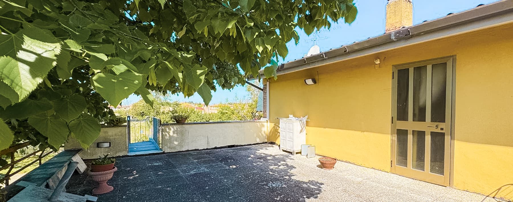 Villa spaziosa a Pisa, privacy e ampi spazi verdi