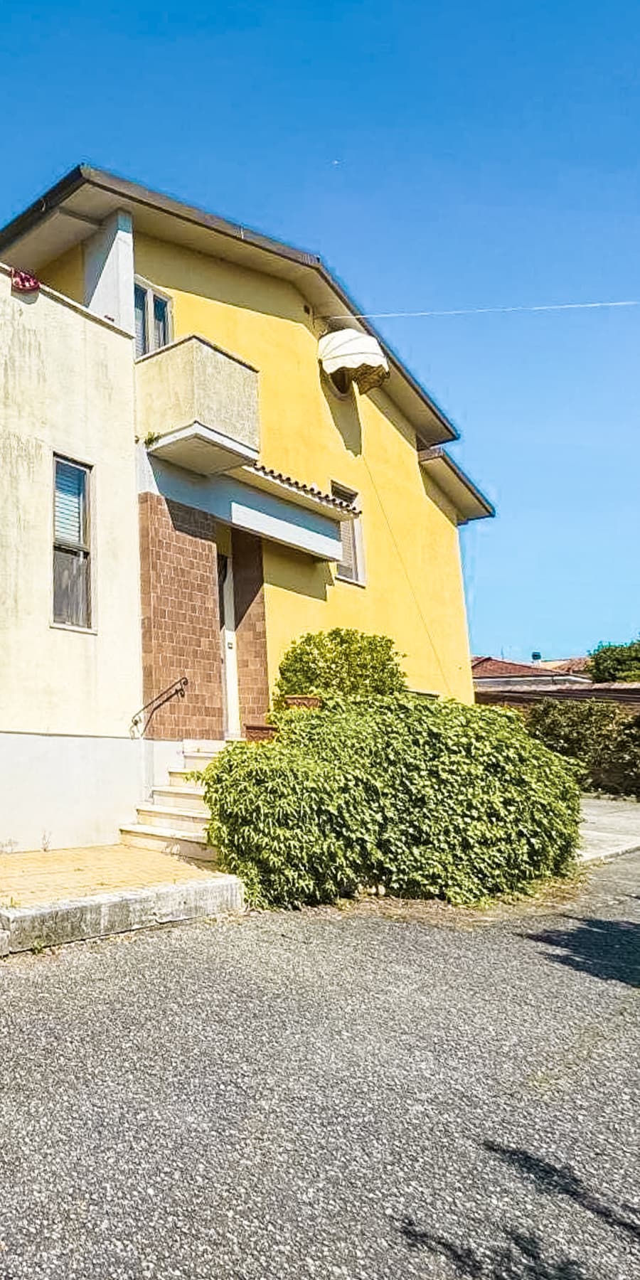 Villa spaziosa a Pisa, privacy e ampi spazi verdi