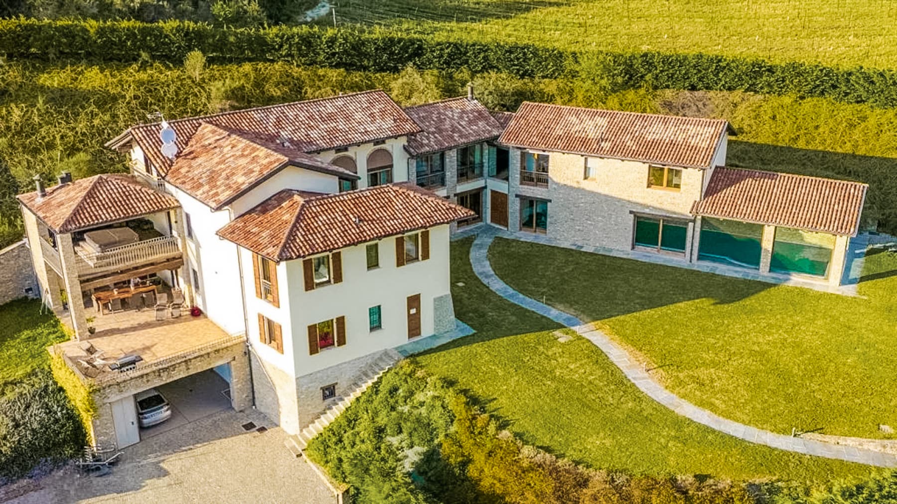 Casale di Lusso nelle Langhe, Serravalle Langhe